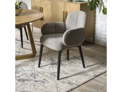 Sedia in tessuto imbottito con braccioli e struttura in legno massello di Rovere laccato color brunito Mira di Dialma Brown