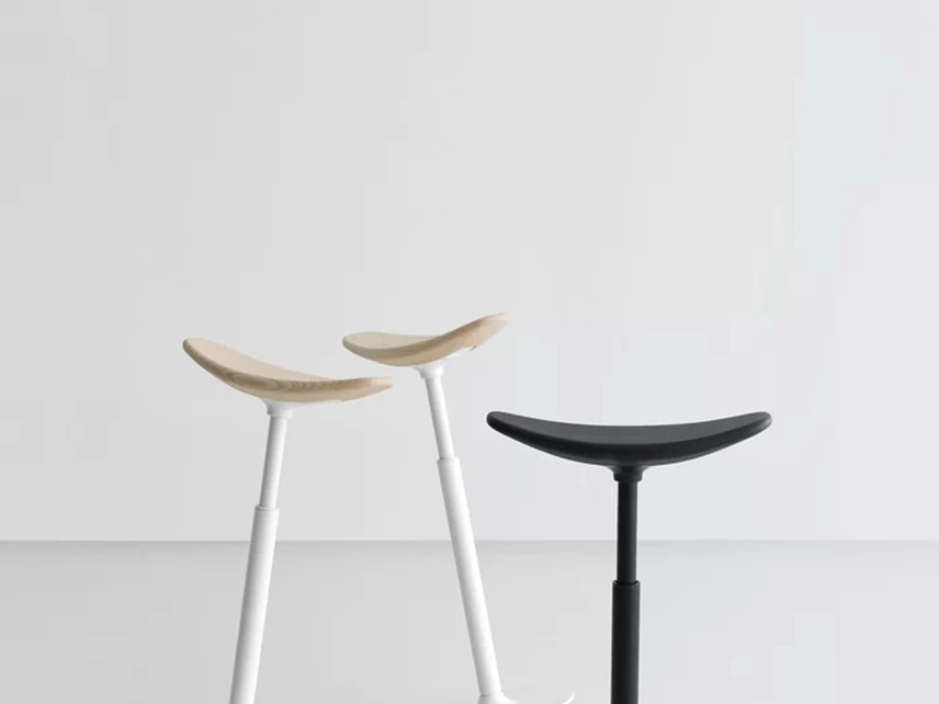 Sgabello in legno e metallo Ryo oscillante e regolabile in altezza di LaPalma