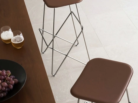 Sgabello Endless in cuoio e metallo di Desalto