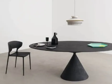 Tavolo scultura Clay di Desalto dal design geometrico con base conica