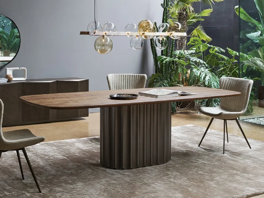 Tavolo Dorian Table con top in legno e base in poliuretano bronzo spazzolato di Bonaldo