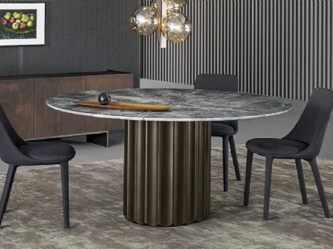 Tavolo Dorian Table con top in marmo e base in poliuretano finitura bronzo spazzolato di Bonaldo