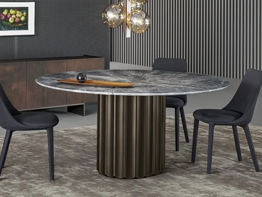 Tavolo Dorian Table con top in marmo e base in poliuretano finitura bronzo spazzolato di Bonaldo