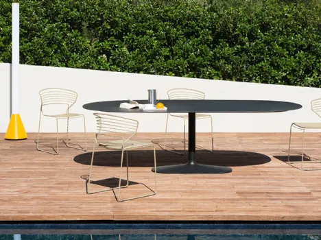 Tavolo indoor e outdoor Ellis con base in ghisa e top in ceramica di Desalto