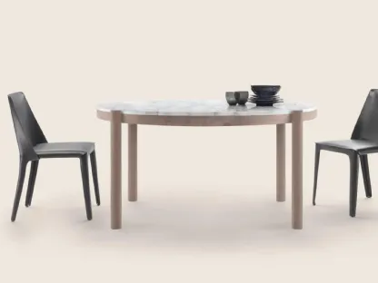 Tavolo rotondo Gustav con piano in marmo bianco di Carrara e base in legno massello di Flexform