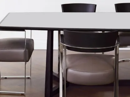 Tavolo con piano in legno laccato e base in legno massello Gipsy di Flexform