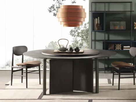 Tavolo rotondo con base scultorea in metallo e top in argilla con elemento girevole in essenza Rovere termotrattato In Between di Lema