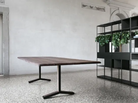 Tavolo rettangolare con top in legno massiccio noce e telaio in acciaio nero IPE di Extendo
