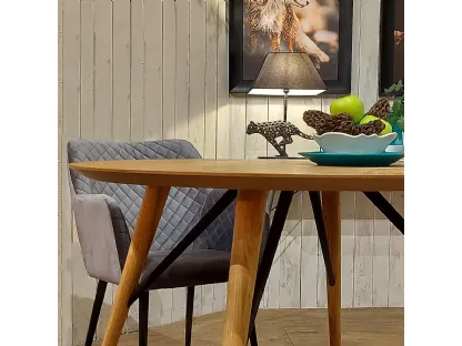Tavolo rotondo Joele realizzato in legno stratificato e legno massello di Rovere naturale di Dialma Brown