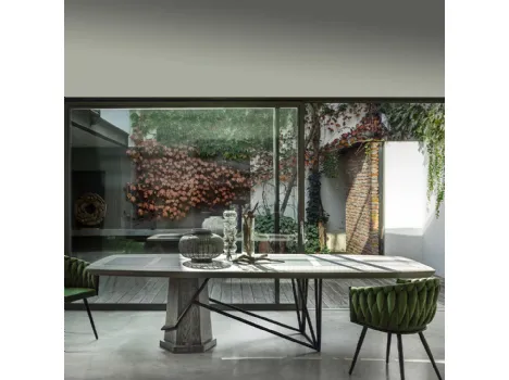 Tavolo di design King realizzato in legno massello di Conifera lavorato a mano con top con inserti in grès porcellanato finitura pietra e base in legno e metallo color grafite di Dialma Brown
