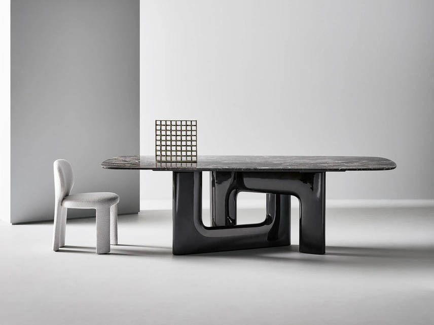 Tavolo di design Liaison con top in marmo e base in poliuretano di Bonaldo