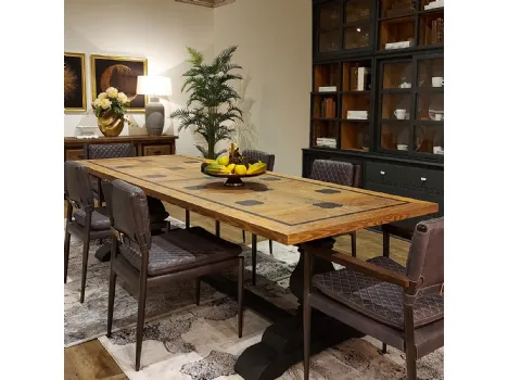 Tavolo rettangolare Monteriggioni con top a quadrotti con inserti color Antique Iron, realizzato in legno stratificato di Conifera e legno massello finitura Old Pine e base laccata color Lavagna di Dialma Brown