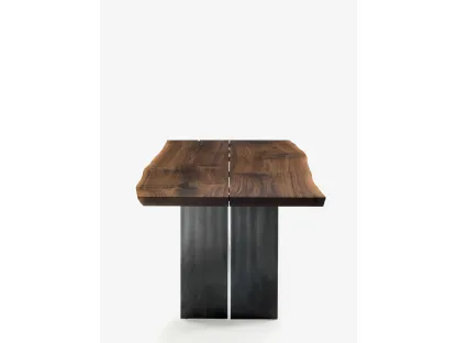 Tavolo Natura Plank in legno massello composto da due tavole uniche con bordi naturali e fuga centrale con gambe in ferro di Riva1920