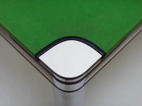 Tavolo Poker con top in laminato ricoperto da un panno verde e gambe in acciaio di Zanotta