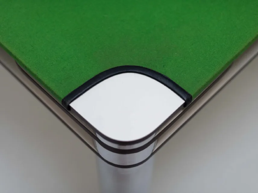 Tavolo Poker con top in laminato ricoperto da un panno verde e gambe in acciaio di Zanotta