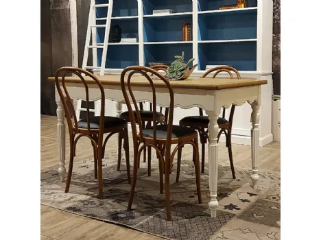 Tavolo allungabile Spoleto con top in legno stratificato di Rovere naturale e base in legno massello laccata bianco vissuto di Dialma Brown