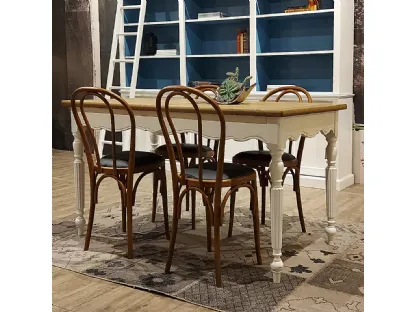Tavolo allungabile Spoleto con top in legno stratificato di Rovere naturale e base in legno massello laccata bianco vissuto di Dialma Brown