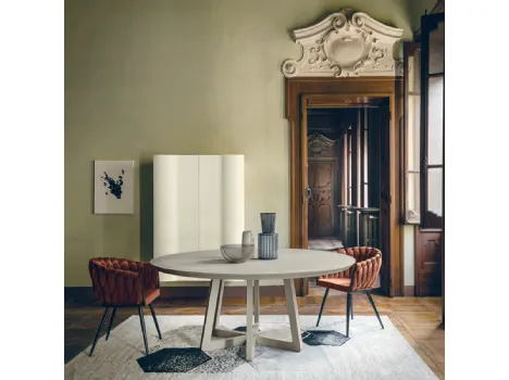 Tavolo tondo Stella Round realizzato in legno massello di Conifera di Dialma Brown