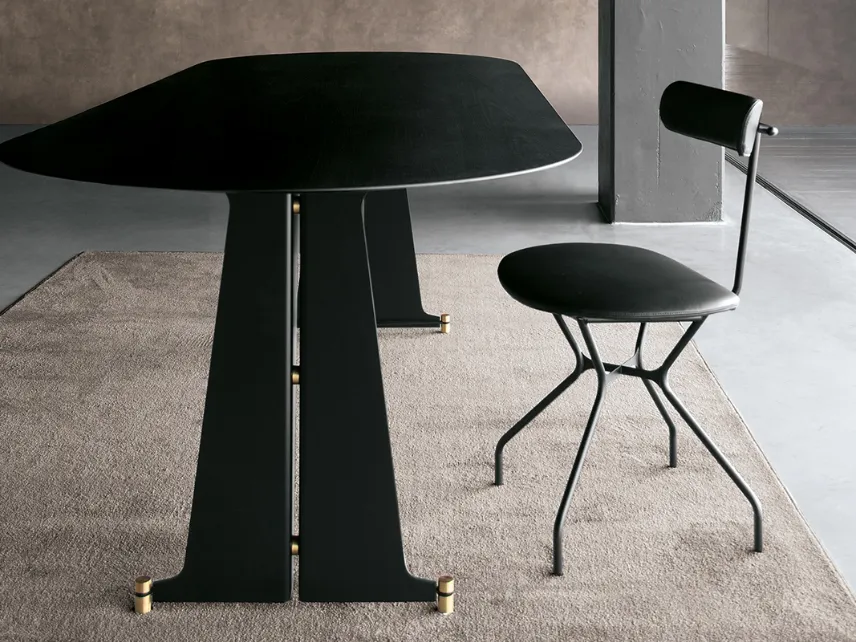 Tavolo ovale con top in HPL frassino nero, telaio in acciaio nero e terminali in ottone T10 di Extendo