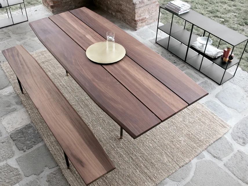 Tavolo outdoor con top in legno massiccio iroko, telaio in acciaio nero e terminali ottone scuroT8  di Extendo