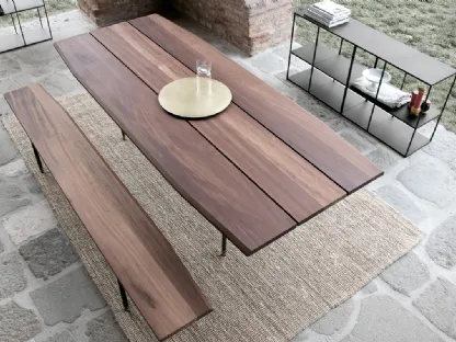 Tavolo outdoor con top in legno massiccio iroko, telaio in acciaio nero e terminali ottone scuroT8  di Extendo