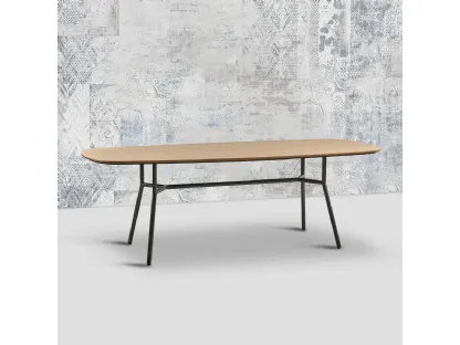 Tavolo ovale Tinos realizzato in legno stratificato di Rovere naturale con struttura in metallo color Grafite di Dialma Brown