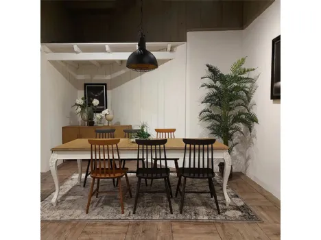 Tavolo allungabile Torrequebrada con base in legno massello laccato Bianco vissuto e top in legno stratificato di Rovere naturale di Dialma Brown