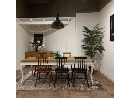 Tavolo allungabile Torrequebrada con base in legno massello laccato Bianco vissuto e top in legno stratificato di Rovere naturale di Dialma Brown
