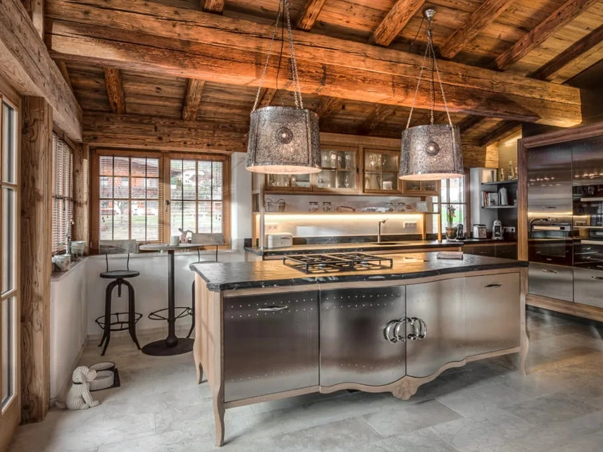 Cucina Classica Dechora con isola in acciaio e legno di Marchi