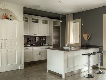Cucina Classica con penisola Montserrat in legno laccato di Marchi