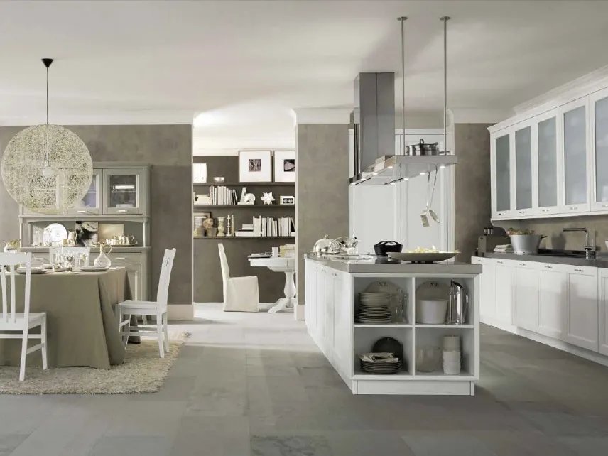 Cucina Classica con isola in abete finitura Creta e Bianco Gesso Nuovo Mondo N1 di Scandola