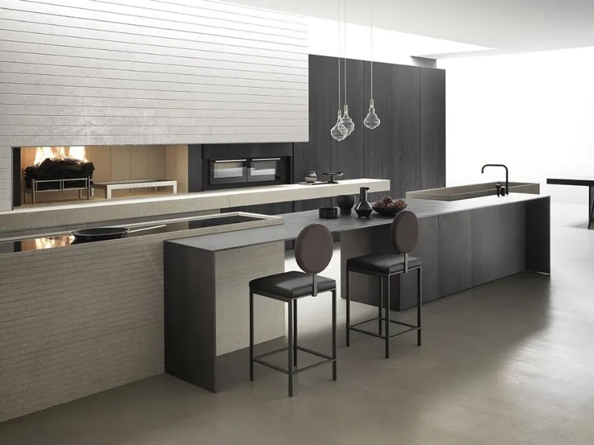 Cucina Design con isola Blade in Gres Black Metal, Pietra Piasentina e Cedro Brown di Modulnova