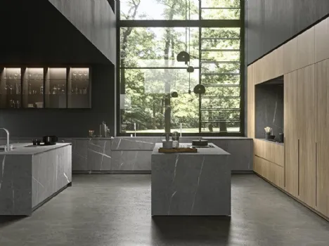 Cucina Design con due isole Twenty in Gres Piasentina Senda con colonne in Noce Milano di Modulnova