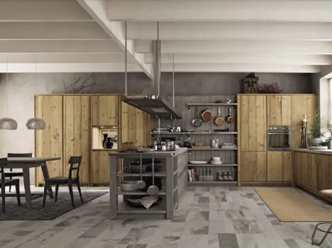 Cucina Moderna con isola in legno vecchio con top in pietra Maestrale M03 di Scandola