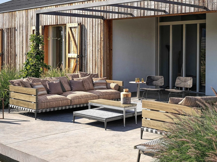 Divano a doghe in legno massello Ansel di Flexform