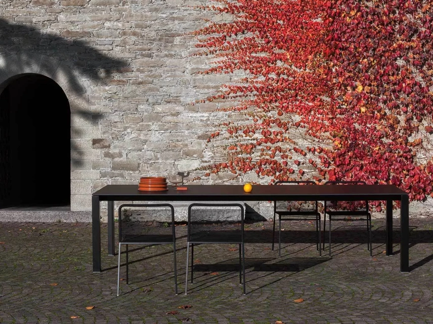 Tavolo da giardino Apta con top in HPL e base in metallo di LaPalma