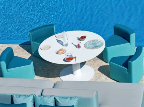 Tavolo di design da esterno in ceramica con poltroncine Big In&Out di Varaschin