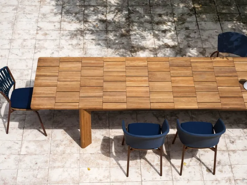 Tavolo allungabile Brick con top realizzato in pregiato teak composto da vari tasselli che seguono un ritmato gioco di incastri geometricamente perfetti di Roda