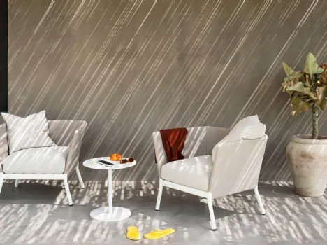 Poltroncina Calla con struttura in alluminio e rivestimento tessile di Roda