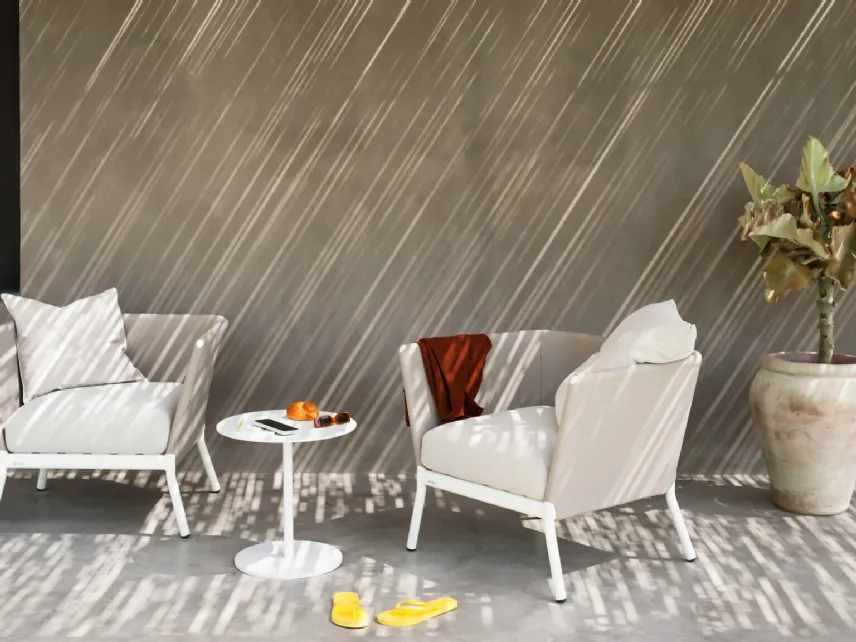 Poltroncina Calla con struttura in alluminio e rivestimento tessile di Roda