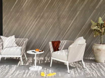 Poltroncina Calla con struttura in alluminio e rivestimento tessile di Roda