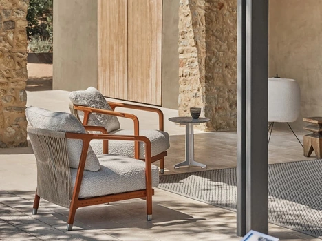 Poltroncina Crono Outdoor in legno massello e corda intrecciata di Flexform