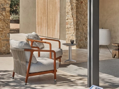 Poltroncina Crono Outdoor in legno massello e corda intrecciata di Flexform