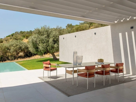 Tavolo in gres e Sedie in legno e tessuto Flow di Talenti