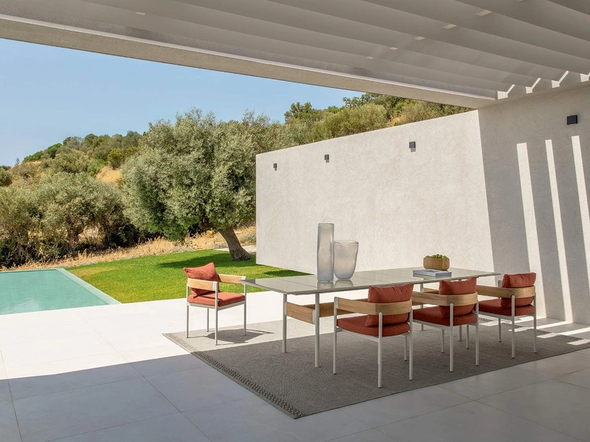 Tavolo in gres e Sedie in legno e tessuto Flow di Talenti