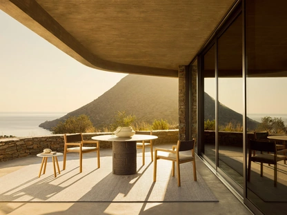 Sedia Gianna Poltroncina in tessuto e legno di Varaschin