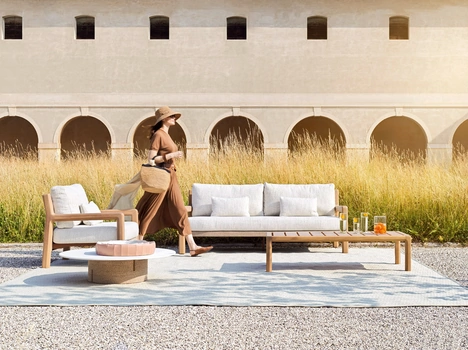 Salotto da esterno Gianna in legno e tessuto di Varaschin