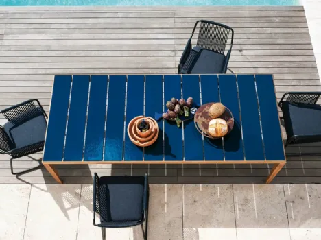 Tavolo con struttura in teak e top a doghe in grès smaltato Teka di Roda