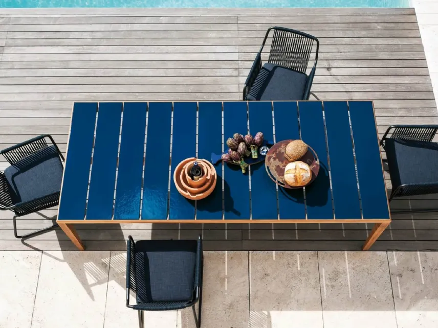 Tavolo con struttura in teak e top a doghe in grès smaltato Teka di Roda