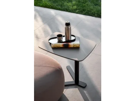 Tavolino da giardino Yo con top in HPL e base in metallo di LaPalma